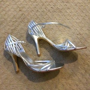 Silver metallic heels Chinese Laundry 7.5